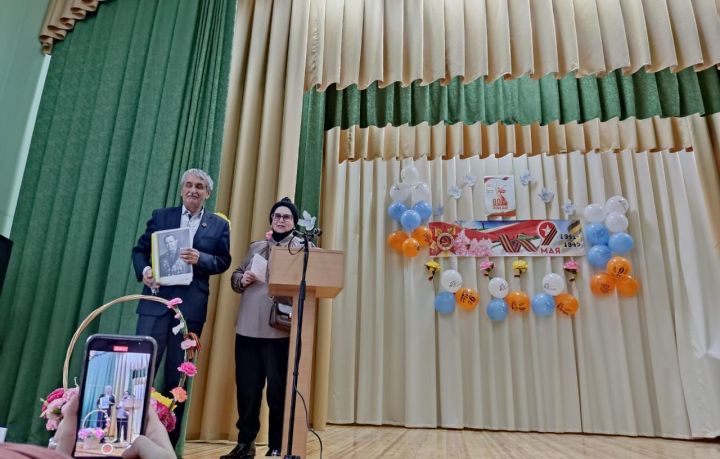 Юлбат авылында Җиңү бәйрәмендә батыр сугышчыларыбыз истәлегенә «Хәтер бакчасы»нда агачлар утырттылар