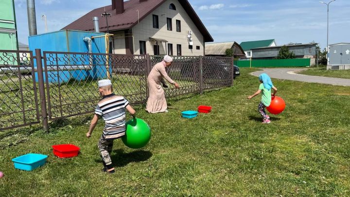 Саба мөхтәсибәте район социаль яклау идарәсе белән берлектә кайгыртуга мохтаҗ гаиләләрдә тәрбияләнүче балалар өчен җәйге бәйрәм уздырды