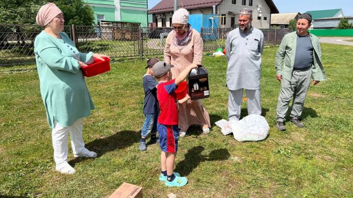Саба мөхтәсибәте район социаль яклау идарәсе белән берлектә кайгыртуга мохтаҗ гаиләләрдә тәрбияләнүче балалар өчен җәйге бәйрәм уздырды