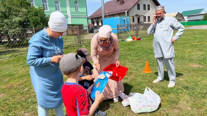 Саба мөхтәсибәте район социаль яклау идарәсе белән берлектә кайгыртуга мохтаҗ гаиләләрдә тәрбияләнүче балалар өчен җәйге бәйрәм уздырды