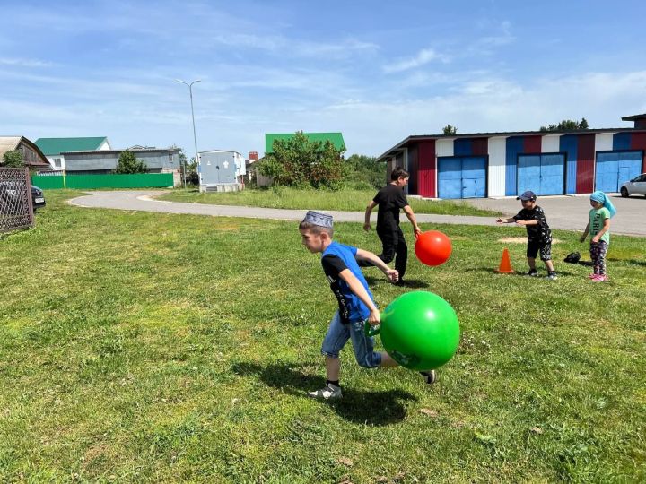Саба мөхтәсибәте район социаль яклау идарәсе белән берлектә кайгыртуга мохтаҗ гаиләләрдә тәрбияләнүче балалар өчен җәйге бәйрәм уздырды