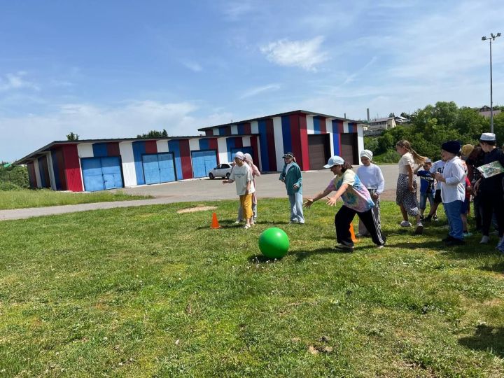 Саба мөхтәсибәте район социаль яклау идарәсе белән берлектә кайгыртуга мохтаҗ гаиләләрдә тәрбияләнүче балалар өчен җәйге бәйрәм уздырды