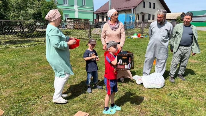 Саба мөхтәсибәте район социаль яклау идарәсе белән берлектә кайгыртуга мохтаҗ гаиләләрдә тәрбияләнүче балалар өчен җәйге бәйрәм уздырды