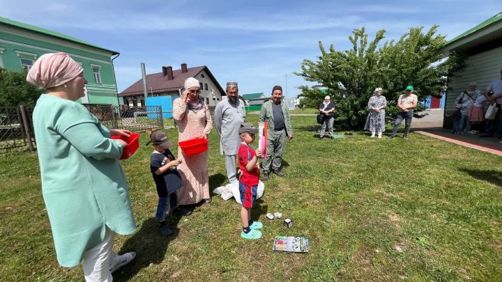 Саба мөхтәсибәте район социаль яклау идарәсе белән берлектә кайгыртуга мохтаҗ гаиләләрдә тәрбияләнүче балалар өчен җәйге бәйрәм уздырды
