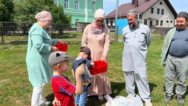 Саба мөхтәсибәте район социаль яклау идарәсе белән берлектә кайгыртуга мохтаҗ гаиләләрдә тәрбияләнүче балалар өчен җәйге бәйрәм уздырды