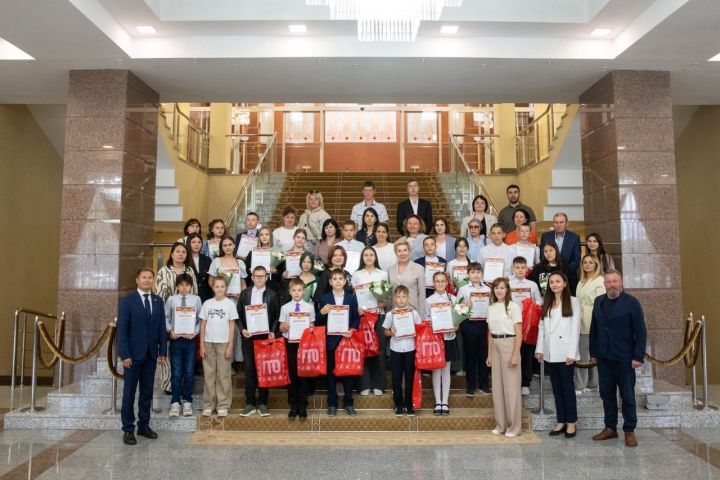 Динә Зарипованы Дәүләт Советында котладылар