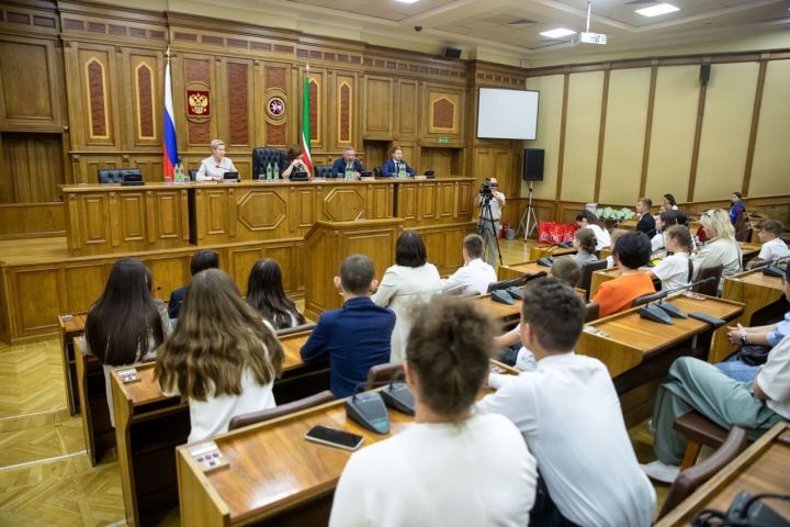 Динә Зарипованы Дәүләт Советында котладылар
