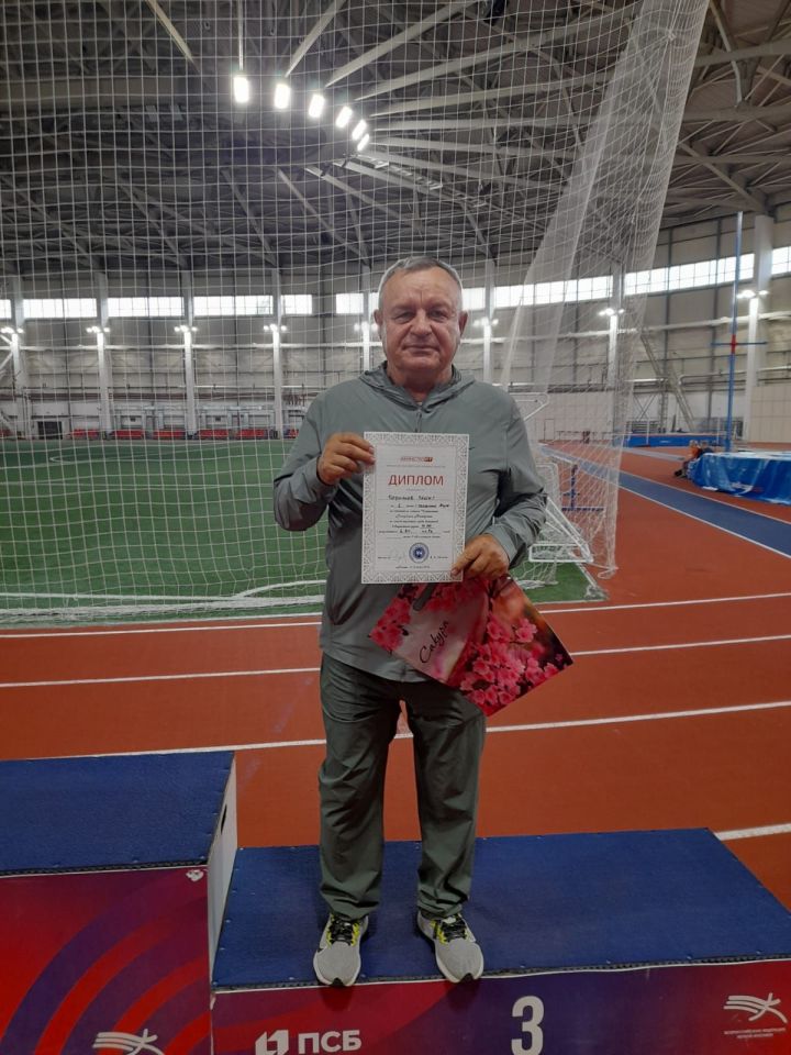 Казанда  җиңел  атлетика  тө­рен­нән  ветераннар  арасында   ачык  республика  чемпионатында райондашларыбыз беренчелекне яуладылар