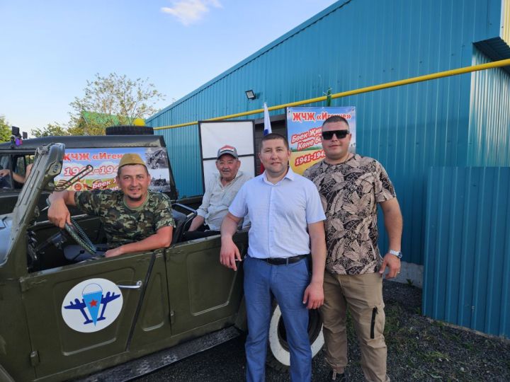 Иләбәрдә бирнә җыючыларны самовар куеп, бәлеш салып каршы алдылар