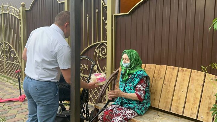 Иләбәрдә бирнә җыючыларны самовар куеп, бәлеш салып каршы алдылар