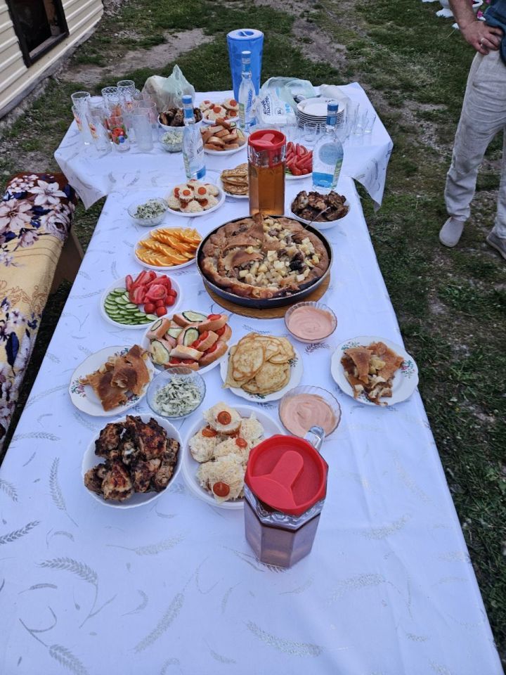 Иләбәрдә бирнә җыючыларны самовар куеп, бәлеш салып каршы алдылар
