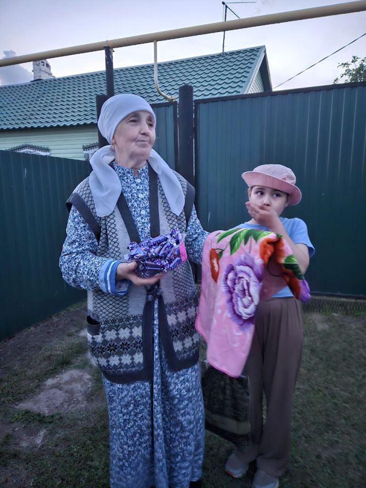 Иләбәрдә бирнә җыючыларны самовар куеп, бәлеш салып каршы алдылар