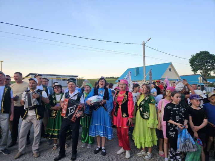 Иләбәрдә бирнә җыючыларны самовар куеп, бәлеш салып каршы алдылар
