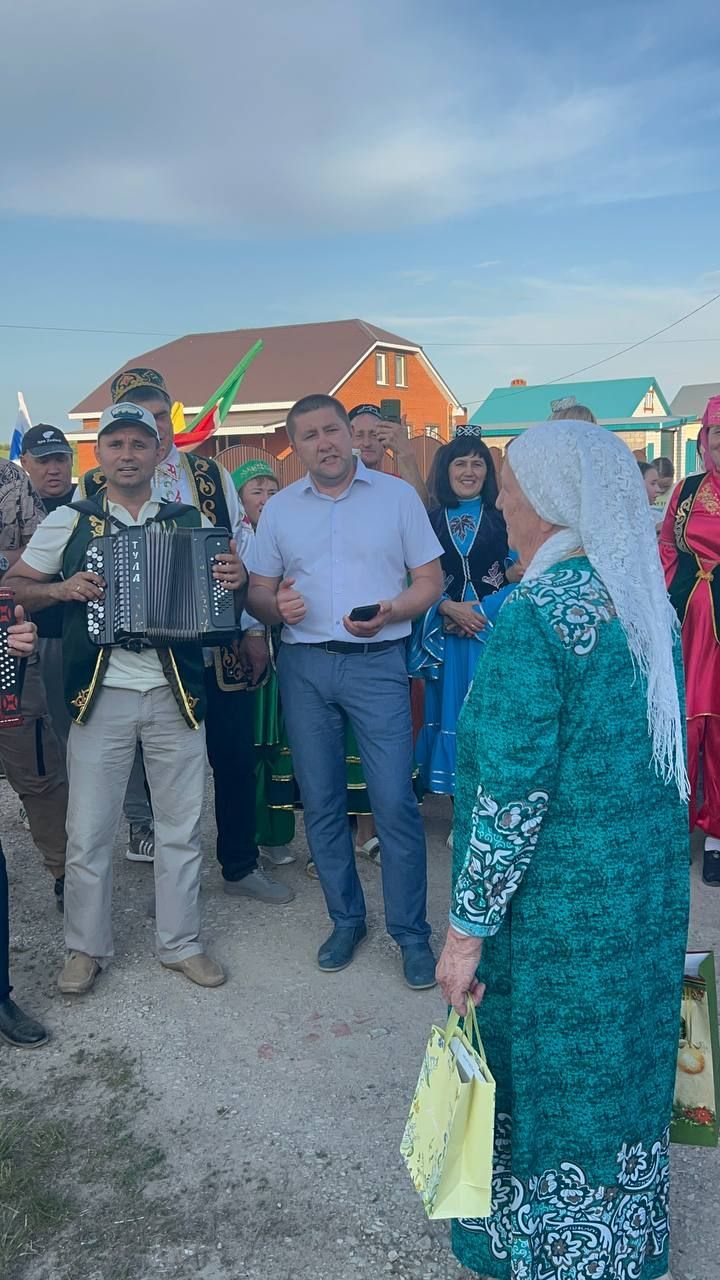 Иләбәрдә бирнә җыючыларны самовар куеп, бәлеш салып каршы алдылар