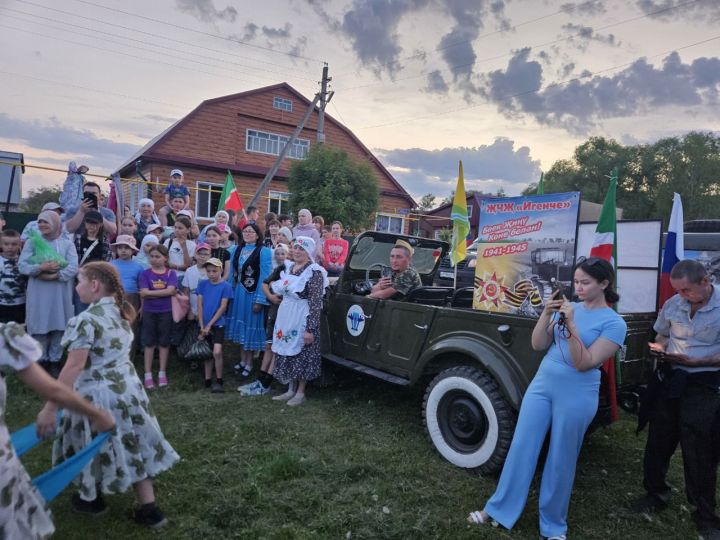 Иләбәрдә бирнә җыючыларны самовар куеп, бәлеш салып каршы алдылар