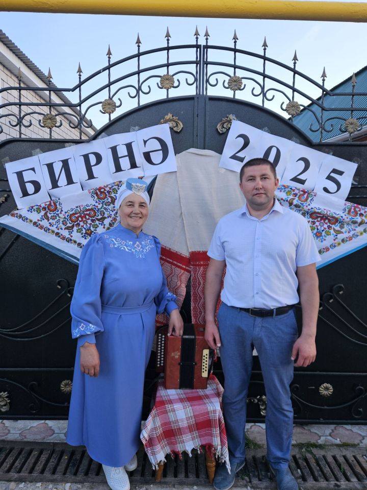 Иләбәрдә бирнә җыючыларны самовар куеп, бәлеш салып каршы алдылар
