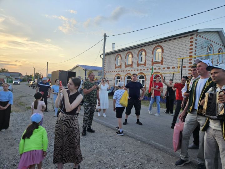 Иләбәрдә бирнә җыючыларны самовар куеп, бәлеш салып каршы алдылар