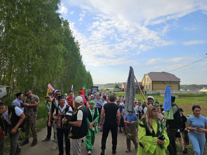 Иләбәрдә бирнә җыючыларны самовар куеп, бәлеш салып каршы алдылар