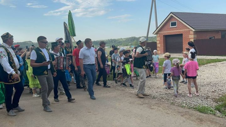 Иләбәрдә бирнә җыючыларны самовар куеп, бәлеш салып каршы алдылар