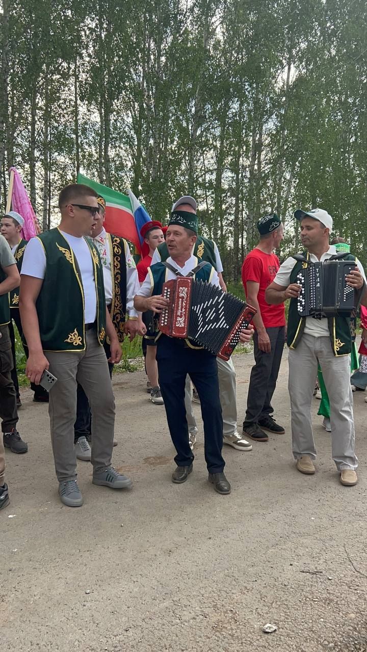 Иләбәрдә бирнә җыючыларны самовар куеп, бәлеш салып каршы алдылар
