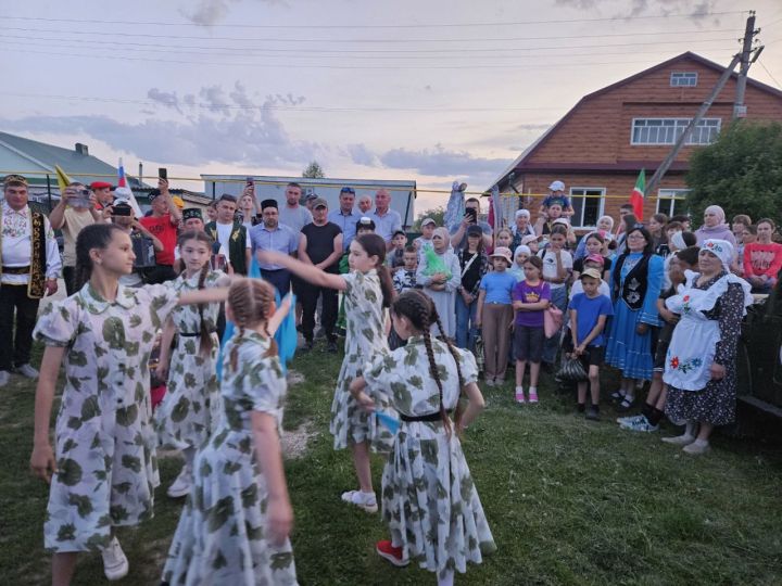 Иләбәрдә бирнә җыючыларны самовар куеп, бәлеш салып каршы алдылар