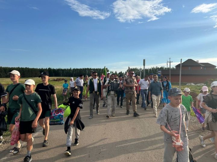 Иләбәрдә бирнә җыючыларны самовар куеп, бәлеш салып каршы алдылар