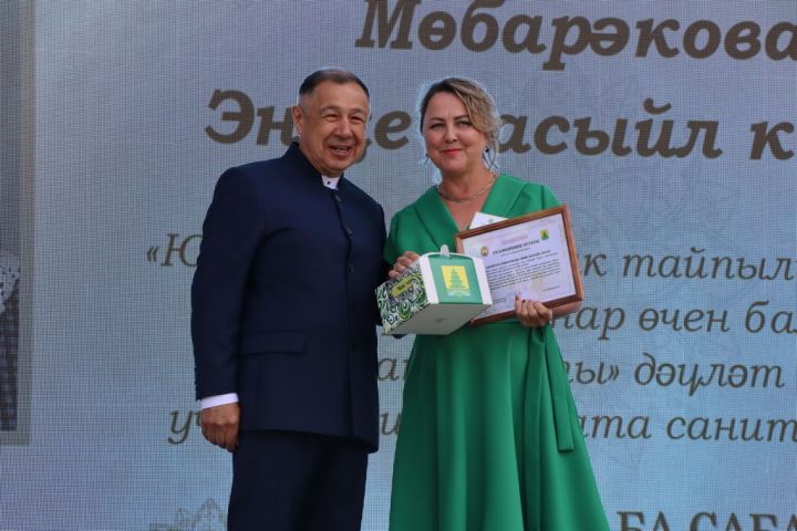 Республикабызның дәүләт һәм район  башлыгы  бүләкләренә лаек булучыларны, «Үз һөнәренең остасы» исеме  алучыларны хөрмәтләү  (фоторепортаж)