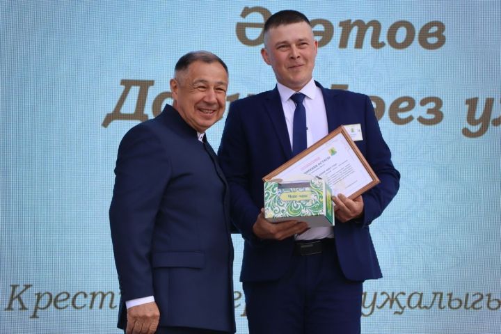 Республикабызның дәүләт һәм район  башлыгы  бүләкләренә лаек булучыларны, «Үз һөнәренең остасы» исеме  алучыларны хөрмәтләү  (фоторепортаж)