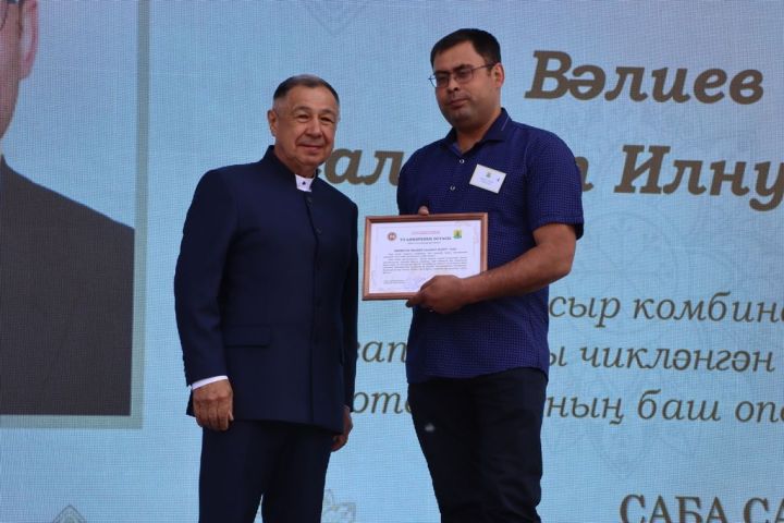 Республикабызның дәүләт һәм район  башлыгы  бүләкләренә лаек булучыларны, «Үз һөнәренең остасы» исеме  алучыларны хөрмәтләү  (фоторепортаж)