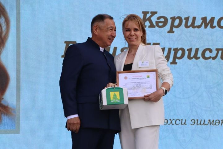 Республикабызның дәүләт һәм район  башлыгы  бүләкләренә лаек булучыларны, «Үз һөнәренең остасы» исеме  алучыларны хөрмәтләү  (фоторепортаж)