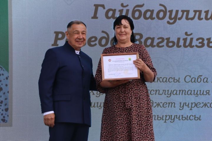 Республикабызның дәүләт һәм район  башлыгы  бүләкләренә лаек булучыларны, «Үз һөнәренең остасы» исеме  алучыларны хөрмәтләү  (фоторепортаж)
