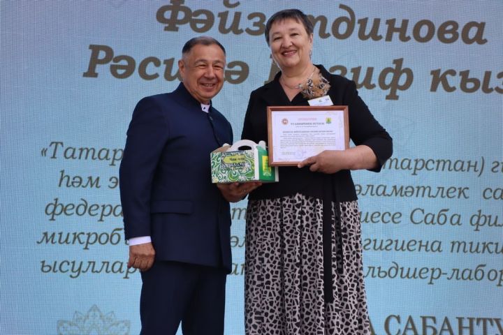 Республикабызның дәүләт һәм район  башлыгы  бүләкләренә лаек булучыларны, «Үз һөнәренең остасы» исеме  алучыларны хөрмәтләү  (фоторепортаж)