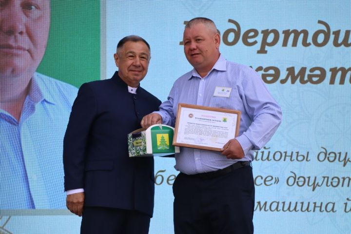Республикабызның дәүләт һәм район  башлыгы  бүләкләренә лаек булучыларны, «Үз һөнәренең остасы» исеме  алучыларны хөрмәтләү  (фоторепортаж)