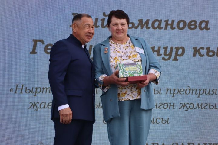 Республикабызның дәүләт һәм район  башлыгы  бүләкләренә лаек булучыларны, «Үз һөнәренең остасы» исеме  алучыларны хөрмәтләү  (фоторепортаж)