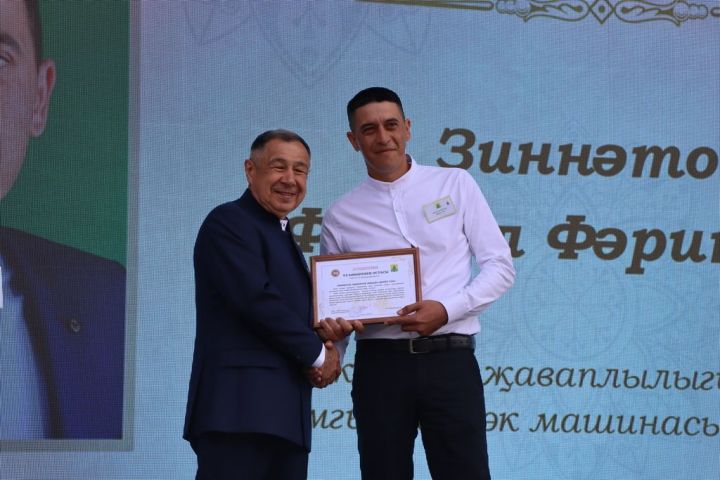 Республикабызның дәүләт һәм район  башлыгы  бүләкләренә лаек булучыларны, «Үз һөнәренең остасы» исеме  алучыларны хөрмәтләү  (фоторепортаж)
