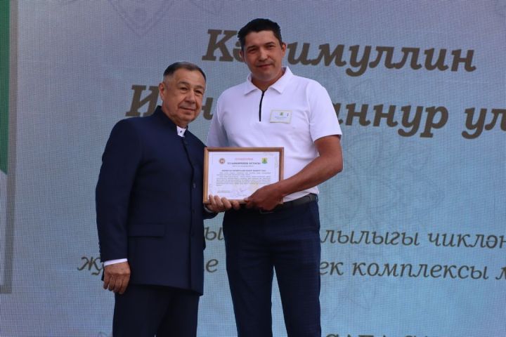 Республикабызның дәүләт һәм район  башлыгы  бүләкләренә лаек булучыларны, «Үз һөнәренең остасы» исеме  алучыларны хөрмәтләү  (фоторепортаж)