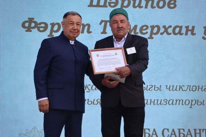 Республикабызның дәүләт һәм район  башлыгы  бүләкләренә лаек булучыларны, «Үз һөнәренең остасы» исеме  алучыларны хөрмәтләү  (фоторепортаж)