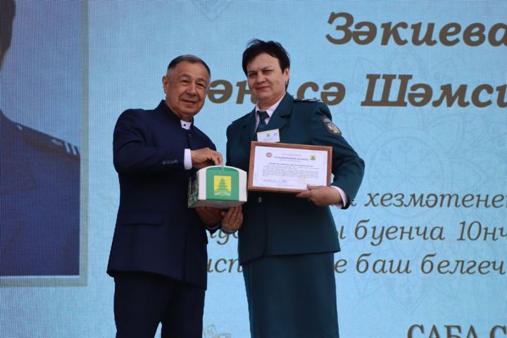 Республикабызның дәүләт һәм район  башлыгы  бүләкләренә лаек булучыларны, «Үз һөнәренең остасы» исеме  алучыларны хөрмәтләү  (фоторепортаж)
