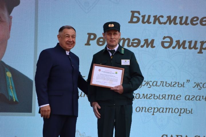Республикабызның дәүләт һәм район  башлыгы  бүләкләренә лаек булучыларны, «Үз һөнәренең остасы» исеме  алучыларны хөрмәтләү  (фоторепортаж)