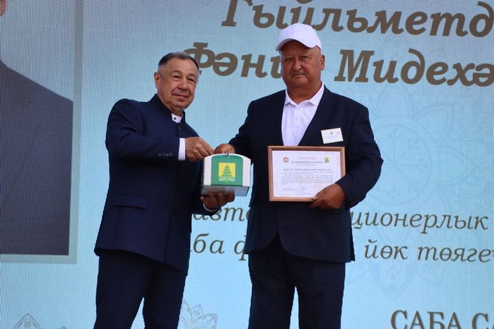 Республикабызның дәүләт һәм район  башлыгы  бүләкләренә лаек булучыларны, «Үз һөнәренең остасы» исеме  алучыларны хөрмәтләү  (фоторепортаж)