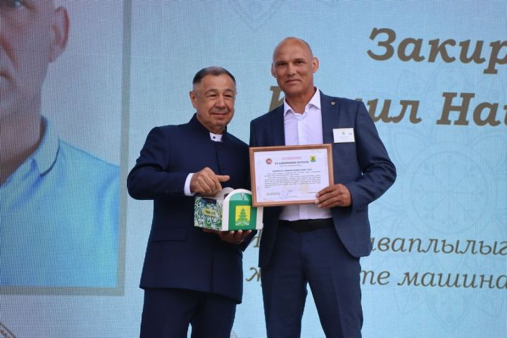 Республикабызның дәүләт һәм район  башлыгы  бүләкләренә лаек булучыларны, «Үз һөнәренең остасы» исеме  алучыларны хөрмәтләү  (фоторепортаж)
