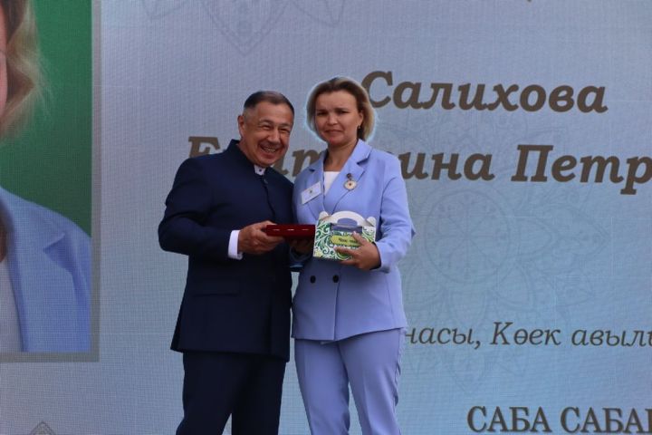 Республикабызның дәүләт һәм район  башлыгы  бүләкләренә лаек булучыларны, «Үз һөнәренең остасы» исеме  алучыларны хөрмәтләү  (фоторепортаж)