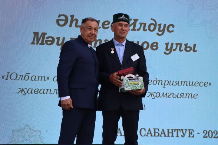 Республикабызның дәүләт һәм район  башлыгы  бүләкләренә лаек булучыларны, «Үз һөнәренең остасы» исеме  алучыларны хөрмәтләү  (фоторепортаж)
