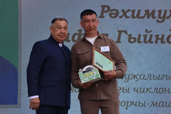 Республикабызның дәүләт һәм район  башлыгы  бүләкләренә лаек булучыларны, «Үз һөнәренең остасы» исеме  алучыларны хөрмәтләү  (фоторепортаж)