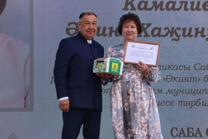 Республикабызның дәүләт һәм район  башлыгы  бүләкләренә лаек булучыларны, «Үз һөнәренең остасы» исеме  алучыларны хөрмәтләү  (фоторепортаж)