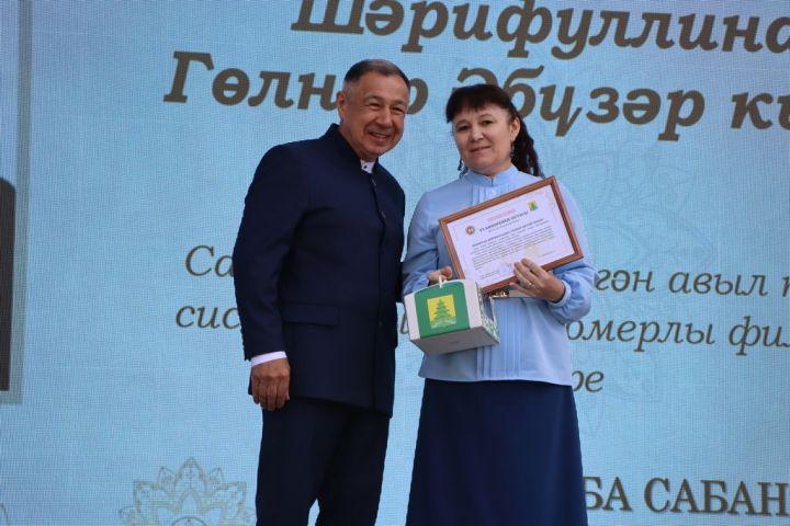 Республикабызның дәүләт һәм район  башлыгы  бүләкләренә лаек булучыларны, «Үз һөнәренең остасы» исеме  алучыларны хөрмәтләү  (фоторепортаж)