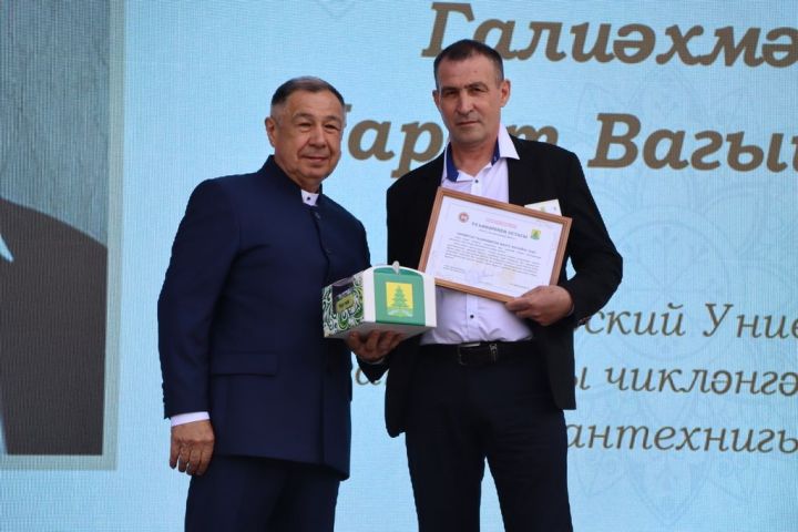 Республикабызның дәүләт һәм район  башлыгы  бүләкләренә лаек булучыларны, «Үз һөнәренең остасы» исеме  алучыларны хөрмәтләү  (фоторепортаж)