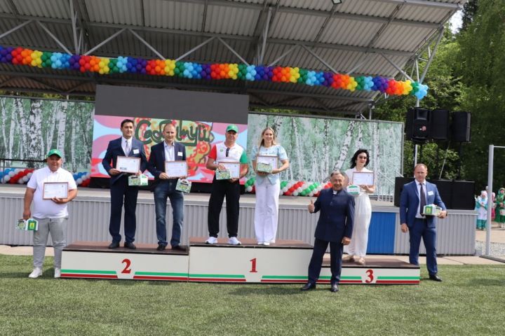 Республикабызның дәүләт һәм район  башлыгы  бүләкләренә лаек булучыларны, «Үз һөнәренең остасы» исеме  алучыларны хөрмәтләү  (фоторепортаж)