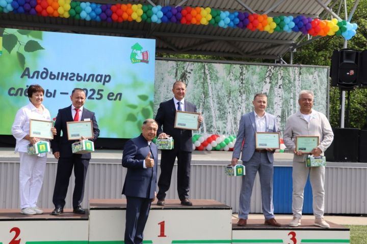 Республикабызның дәүләт һәм район  башлыгы  бүләкләренә лаек булучыларны, «Үз һөнәренең остасы» исеме  алучыларны хөрмәтләү  (фоторепортаж)