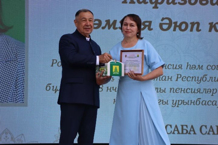 Республикабызның дәүләт һәм район  башлыгы  бүләкләренә лаек булучыларны, «Үз һөнәренең остасы» исеме  алучыларны хөрмәтләү  (фоторепортаж)